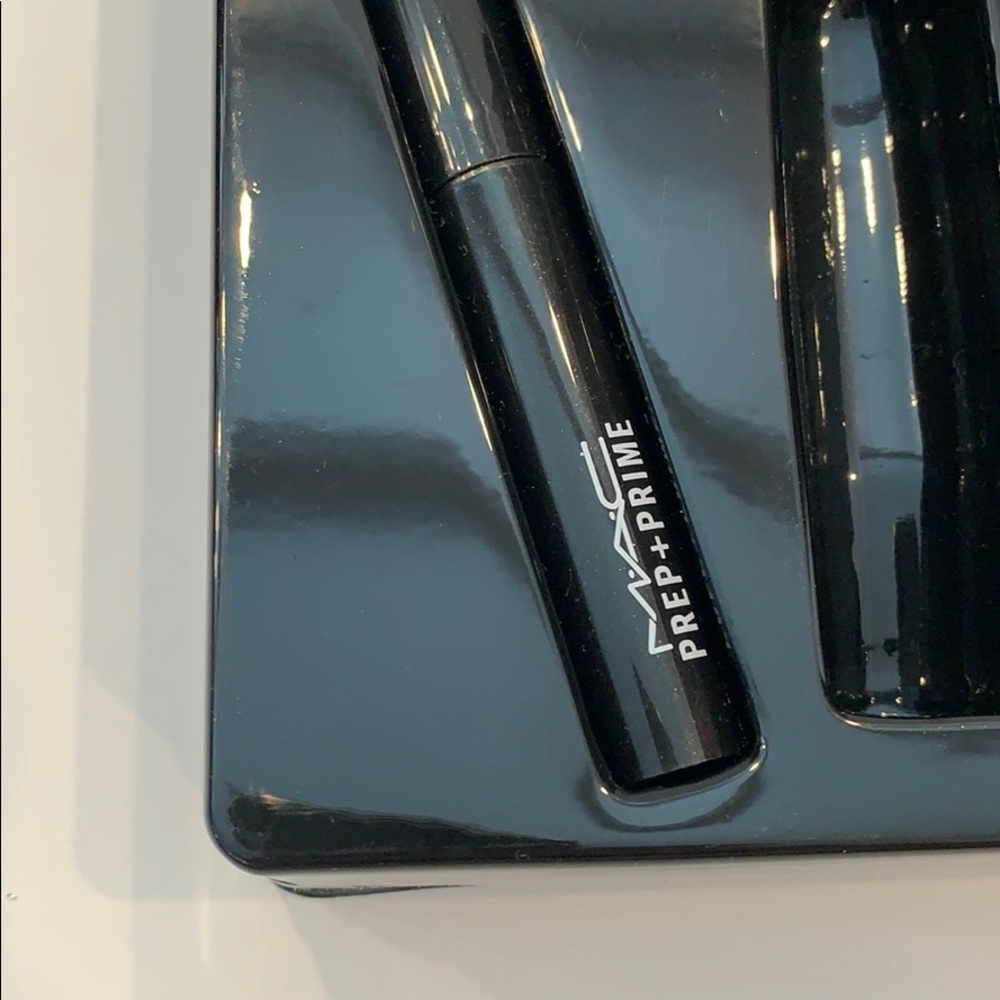 Mac Cosmetics - Picture 2 of 3